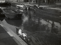 811657 Afbeelding van een roeiboot van de roeivereniging Viking, in de Oude Rijn te Utrecht, aanleggend bij het ...